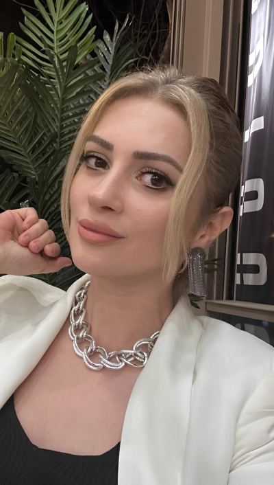 Özlem Ö. - İstanbul influencer